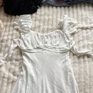 Chic Short Sleeve White Dress tie back Size M